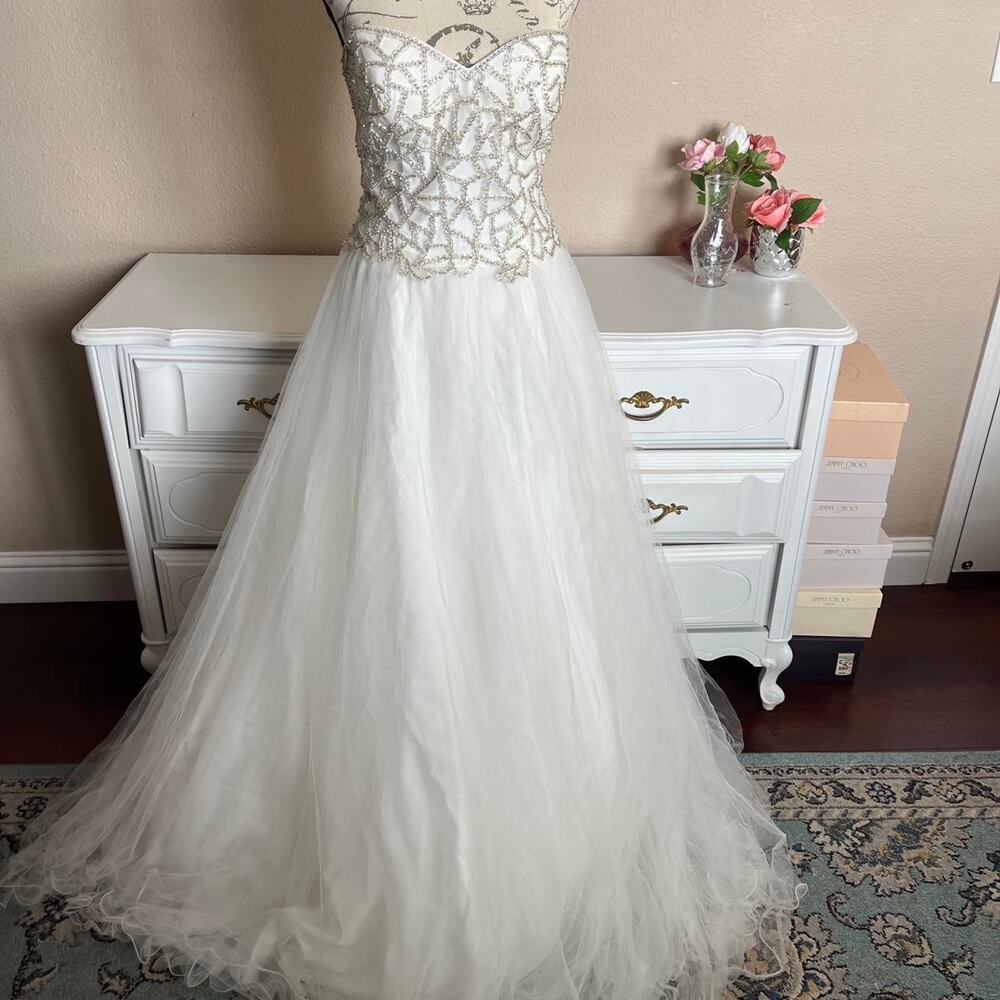 Stunning white and silver beaded gown - Picture 2 of 8